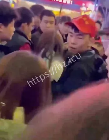 两女当众互撕薅头发扯衣服