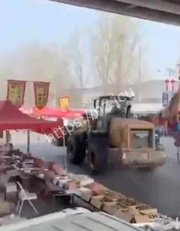 装载机横冲直撞