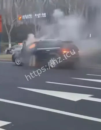 司机跳车逃生又折返