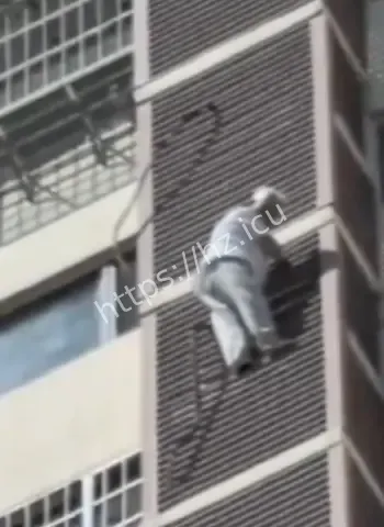 高空50米老人惊险救援全过程