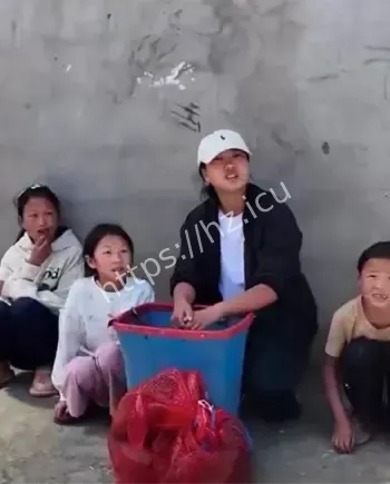 B太凉山扶贫翻车