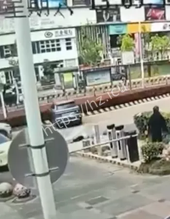 比亚迪宋疑似失控