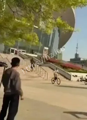 小孩骑车后脑着地摔死