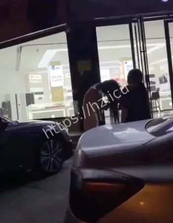 原配酒店门口暴打小三