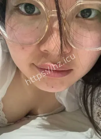 清纯眼镜女大学生