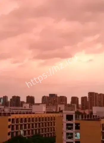 别被这诡异美景骗了