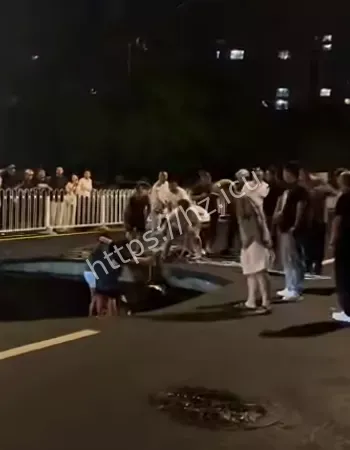 瞬间被黑暗吞噬