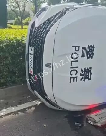 黑色车辆猛烈撞击